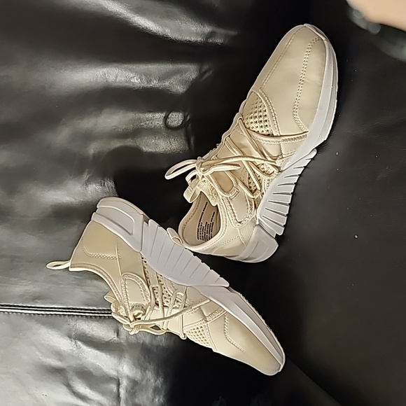 Fabletics Brookside PerformanceSneaker size 8 Cream EUC - Picture 11 of 12